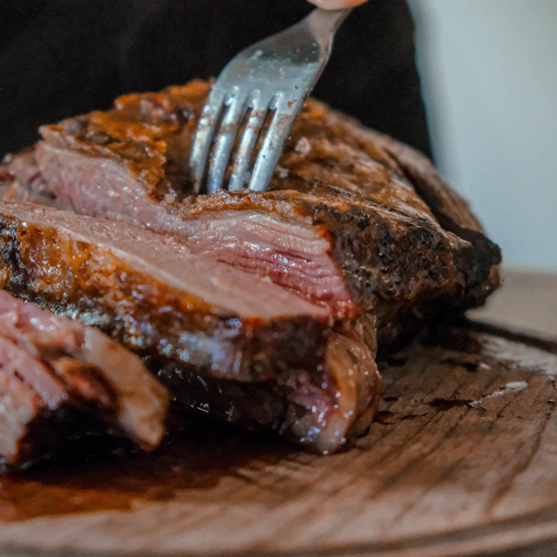 Picanha a ser fatiada na tábua