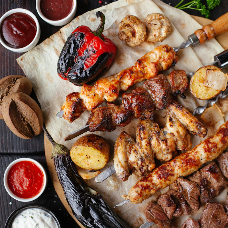 Espetos variados de carne na brasa