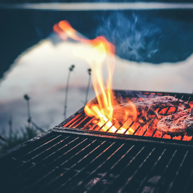 Carne a grelhar sobre chamas